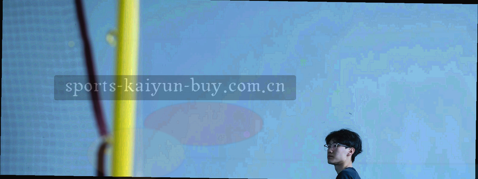 夜间球场边线的抽象线条，深墨绿底色上横过冷白的草皮反光线